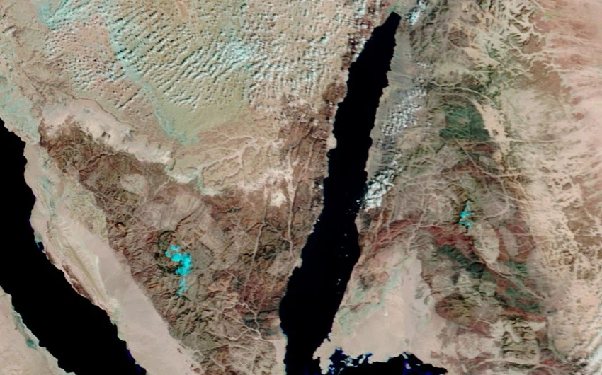 ثلوج جبل سانت كاترين في مصر و نظيرتها في شمال السعودية
