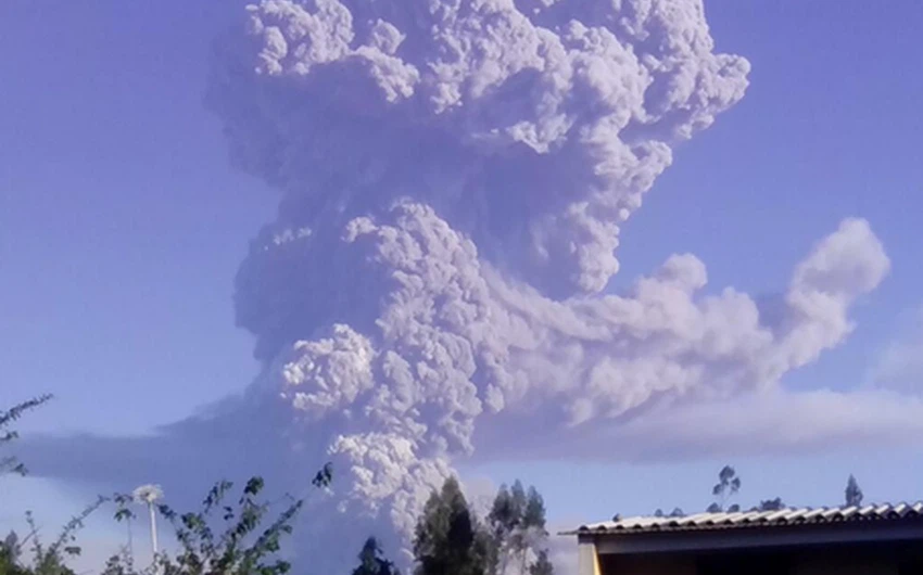 وصول الرماد البركاني إلى ارتفاع عدّة كيلومترات في الأجواء