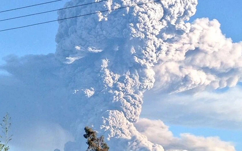 تسبب ثوران البركان في انبعاث الحمم الحارقة إلى العديد من المناطق المُجاورة ممّا أدى إلى إغلاق العديد من الطُرق
