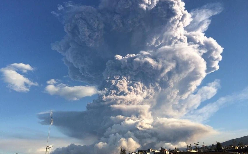 بالصور : هروب آلاف الأشخاص بعد ثوران بركان تانغوراهوا في الإكوادور
