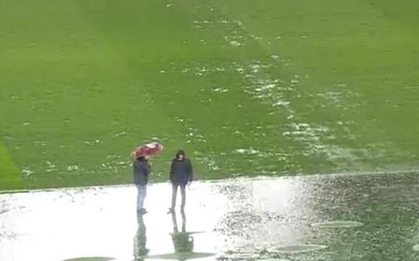 بالصور : أمطار شديدة توقف مباراة روما و بارما بالدوري الإيطالي بعد 8 دقائق