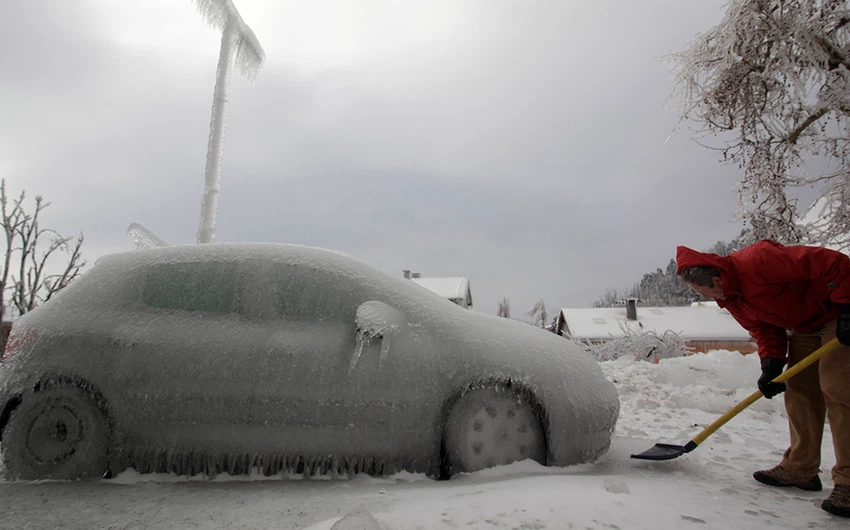 محاولة استخراج السيارة من تحت الجليد