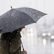 ما الفرق بين المطر وزخات المطر؟