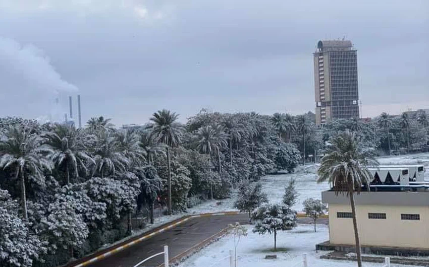 بالفيديو والصور | شاهد الثلوج تكسو مناطق واسعه من العراق إلى جانب العاصمة "بغداد"