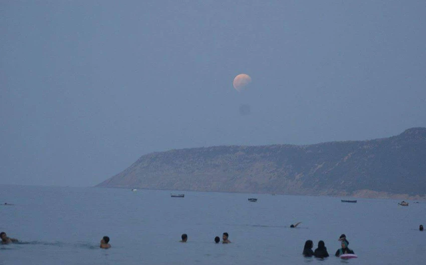 Photos: Phénomène d&#39;éclipse lunaire de différents pays arabes