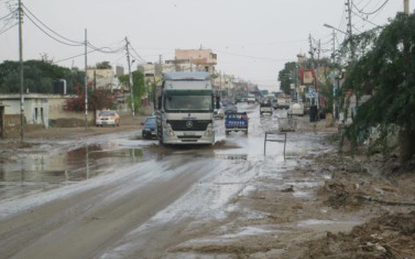 مياه الأمطار عملت على إحداث أضرار كبيرة في الشوارع 