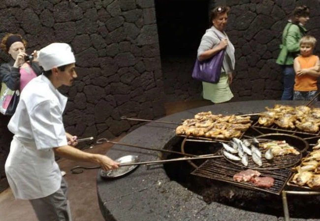 إحدى الفوهات البركانية التي يتم الشواء عليها