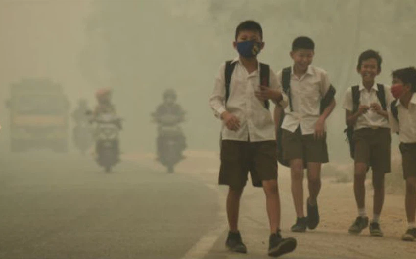 إندونيسيا ترسل الآلآف لمكافحة الحرائق والتلوث يقفز لمستويات خطيرة