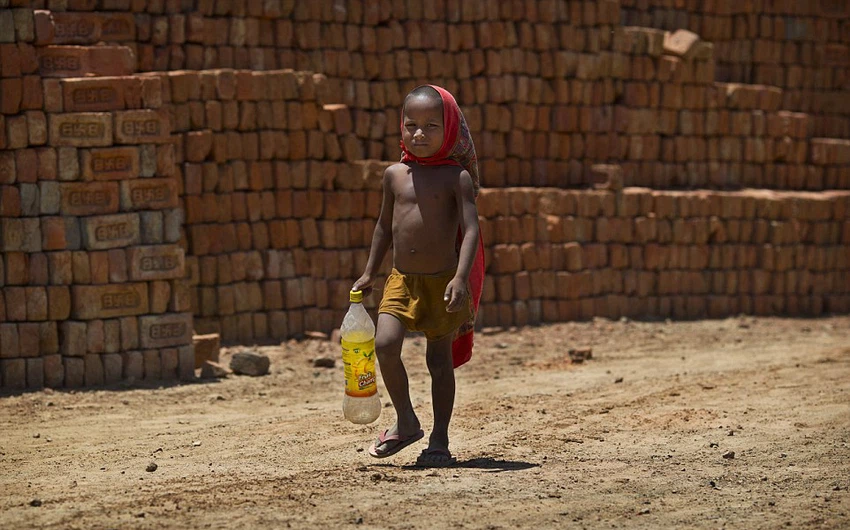 طفل هندي يجلب المياه لعائلته