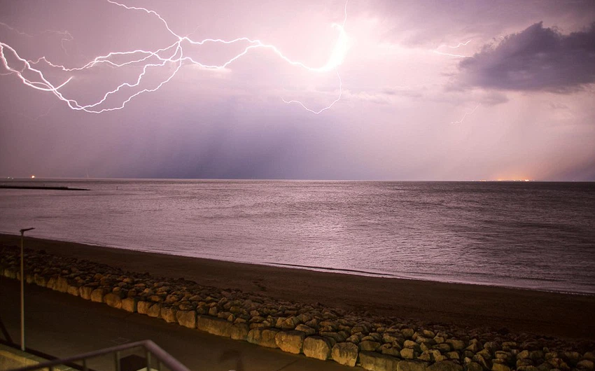 امتلأ موقع التواصل الاجتماعي تويتر بمئات الصور للعواصف الرعدية