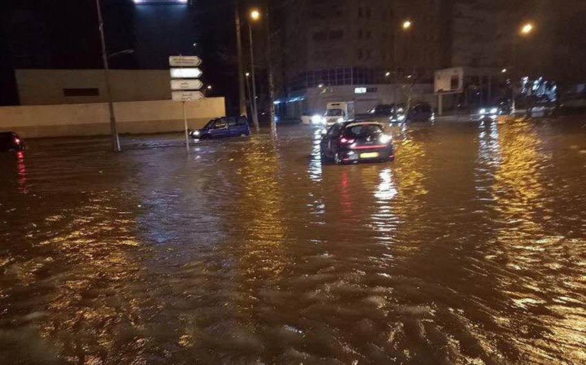 بالصور.. فيضانات وثلوج غرب الجزائر