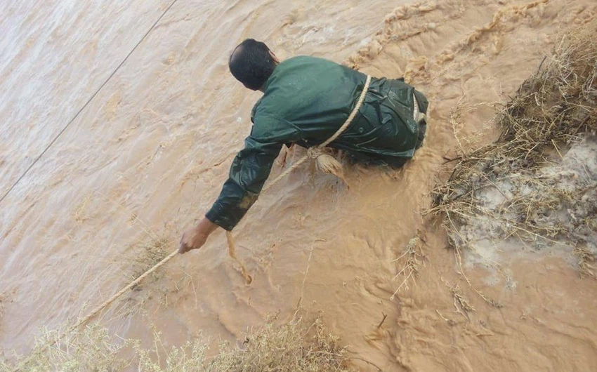 شاهد... عملية انقاذ أشخاص من جنسية عربية  حاصرت مركبتهم مياه السيول في شرق المملكة 
