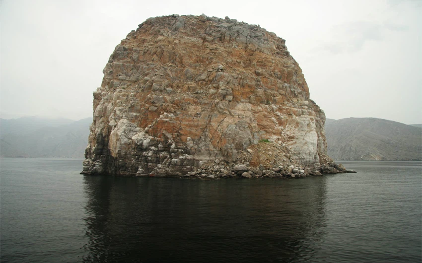 جزيرة صخرية في وسط البُحيرة 