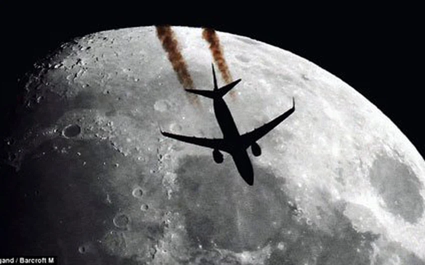 بالصور: فرنسي يلتقط صوراً من حديقة منزله لطائرات تبدو كأنها تتجه للشمس والقمر