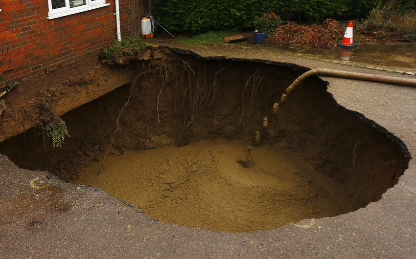 حفرة عمقها 4.5 مترا بمنطقة والترز آش، جنوب انجلترا، 6 فبراير/شباط 2014، وجرى صب 300 طن أسمنت داخلها.