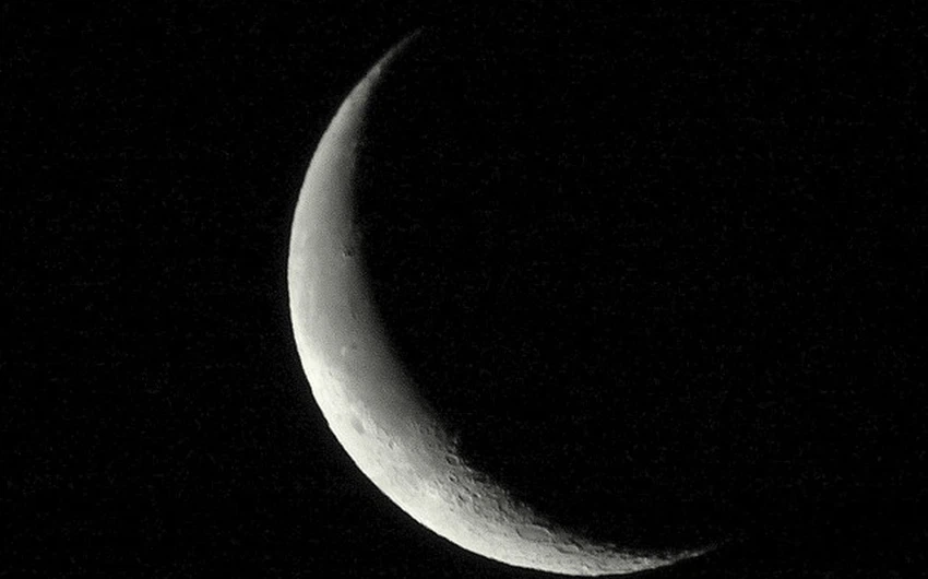 عندما يظهر القمر من الشرق كالهلال ، فذلك دلالة على اقتراب انتهاء الليل و قُرب انتهاء الشهر القمري