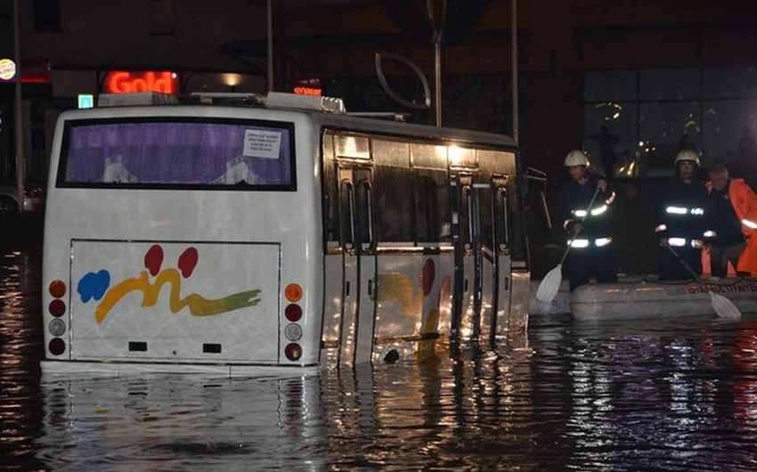 بالصور : الآثار التي تركها الإعصار القوي في اسطنبول 