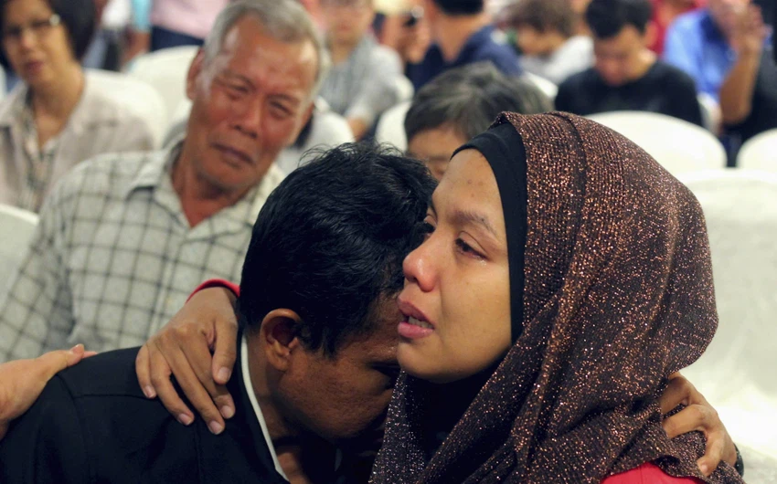 شاهد صدمة أهالي مفقودي الطائرة الماليزية بالصور
