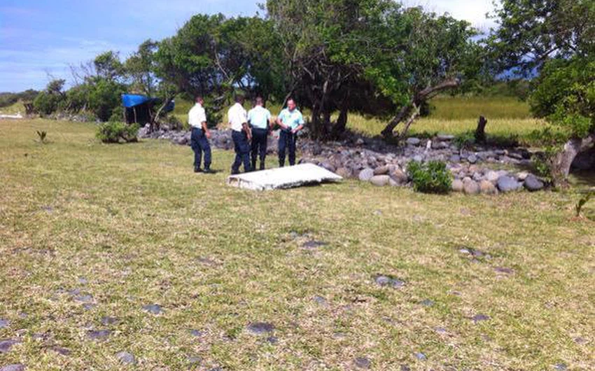 صور للحطام للذي تم العثور عليه والذي يعتقد أنه يعود للطائرة الماليزية المفقودة منذ العام 2014