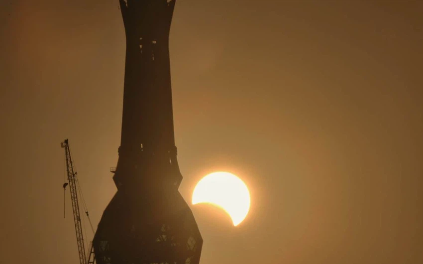 مشهد ساحر للكسوف مع برج الساعة في مكة المكرمة