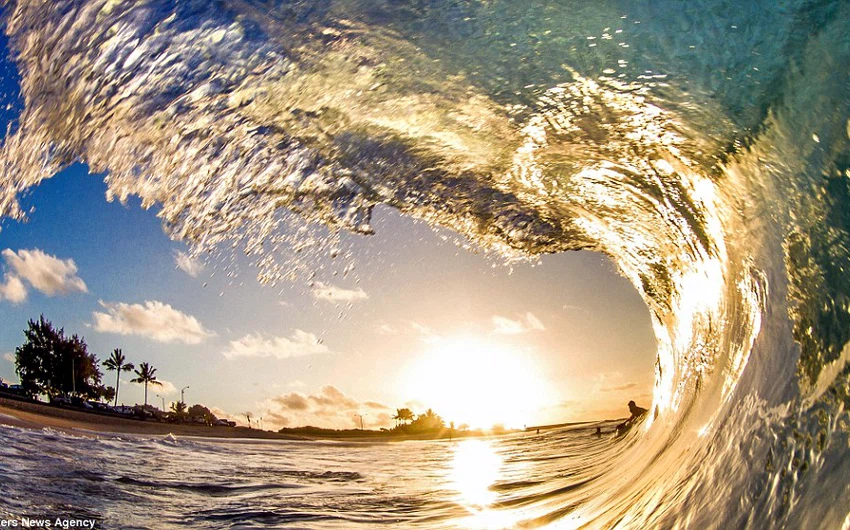 المصور كينجي يستخدم الأمواج  كإطار طبيعي للقطات مذهلة