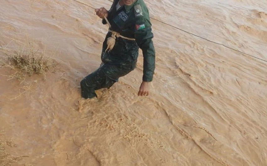 شاهد... عملية انقاذ أشخاص من جنسية عربية  حاصرت مركبتهم مياه السيول في شرق المملكة 