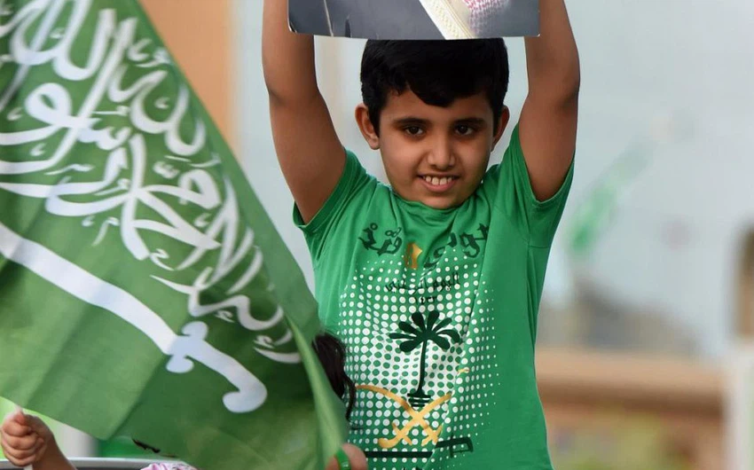 طفل يرفع صورة الملك عبدالله بن عبد العزيز