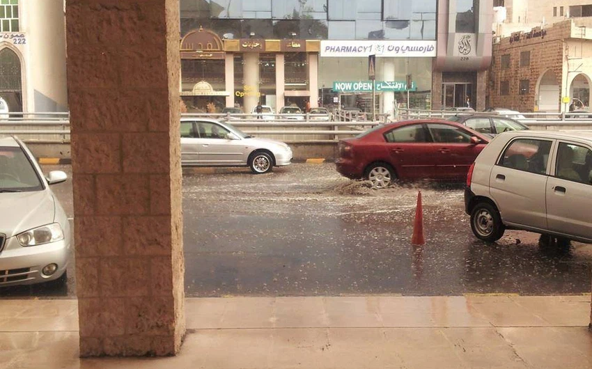 بالصور: أمطار رعدية غزيرة و برد في أجزاء مختلفة من المملكة