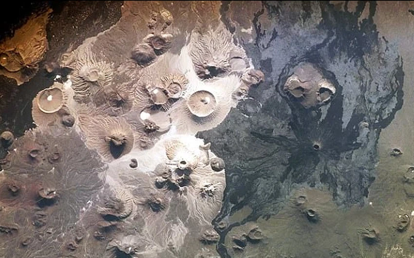 بالصور .. علماء آثار يكتشفون هياكل حجرية غامضة في السعودية