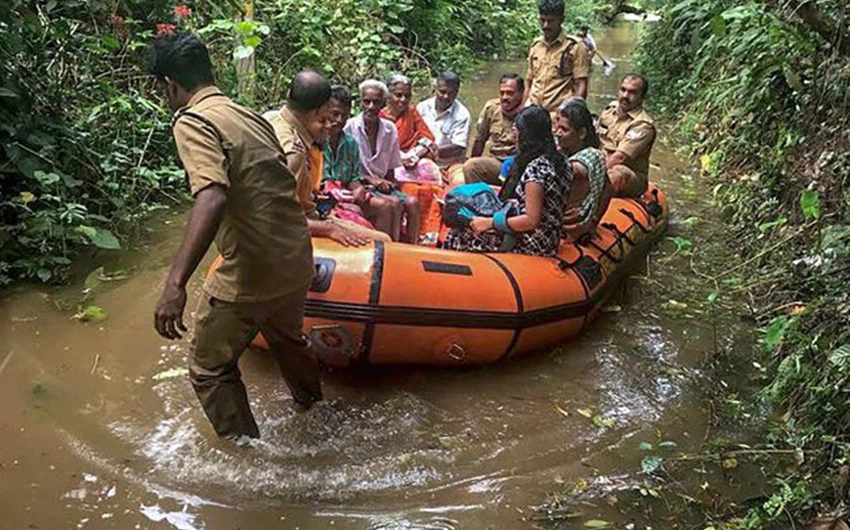 بالصور... الهند مقتل 26 شخصا بسبب الامطار الغزيرة