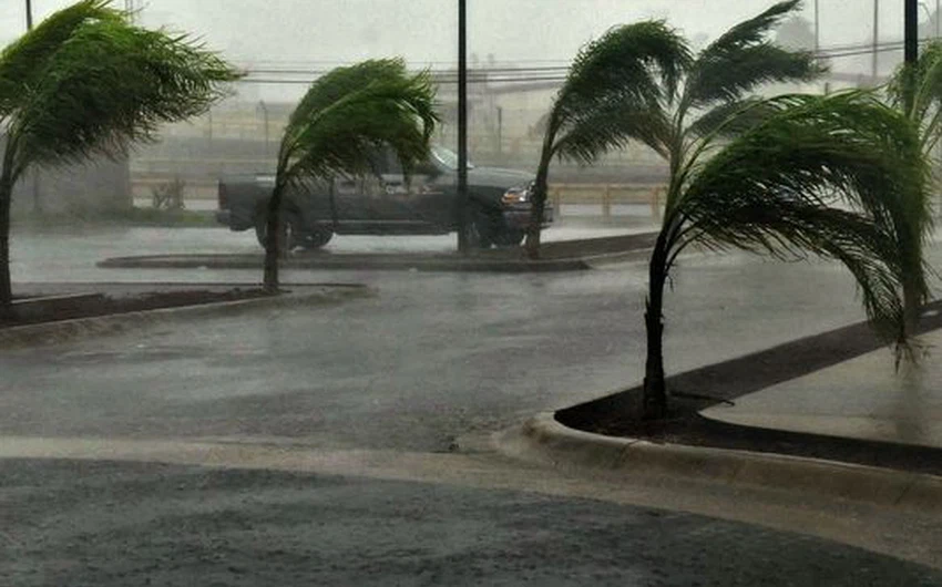 إعصار باتريسيا العنيف يبدأ باجتياح سواحل المكسيك