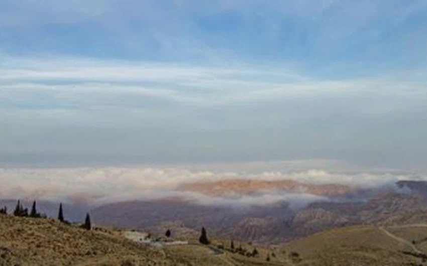 بالصور... أجواء ضبابية ساحرة في مرتفعات الشراه جنوب الأردن