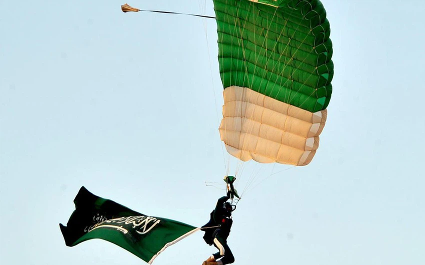 قفزة لمظلي يحمل العلم السعودي 