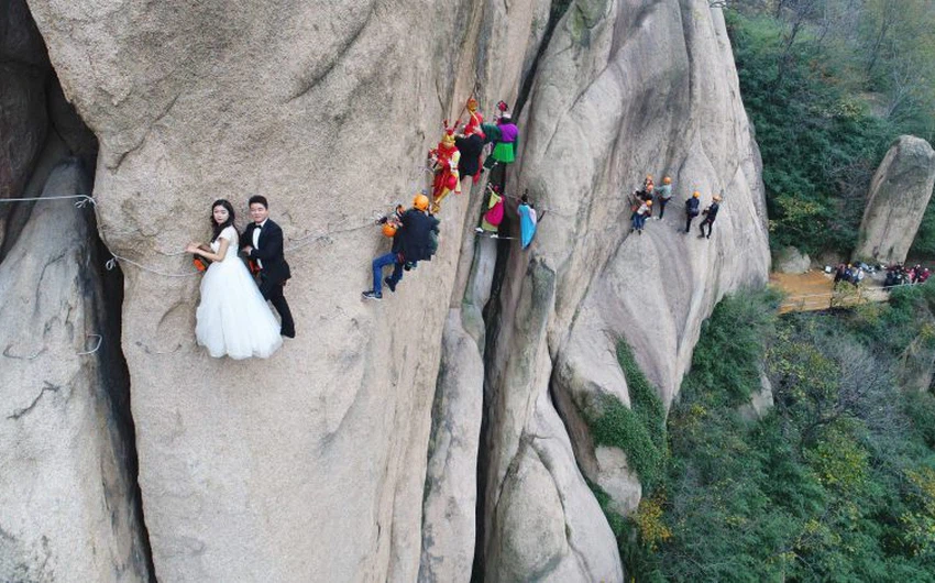 En images, découvrez la cérémonie de mariage la plus dangereuse au monde