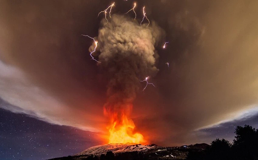 صور رائعة لثوران بركان إتنا في إيطاليا