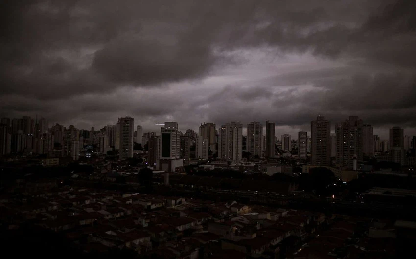 بالفيديو والصور... شاهد كيف حولت حرائق "غابات الأمازون" نهار مدينة سان باولو البرازيلية إلى ظلام دامس 
