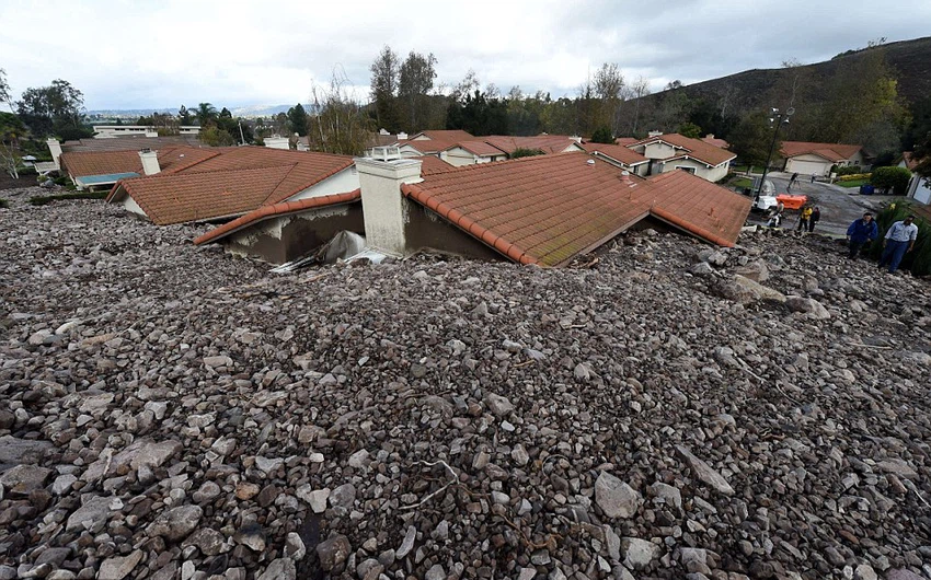  دفنت الانهيارات الطينية عشرات المنازل في ولاية كاليفورنيا