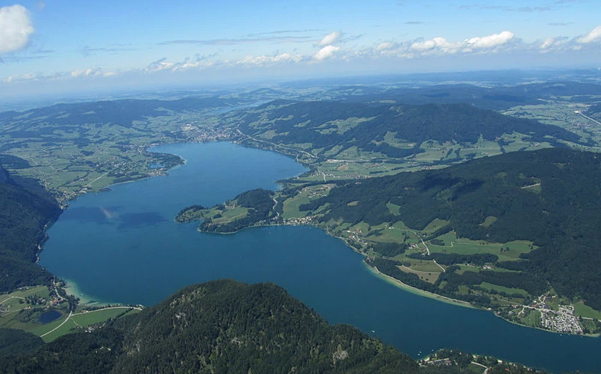 Learn about the pictures of the lake and city of Mond See in Austria