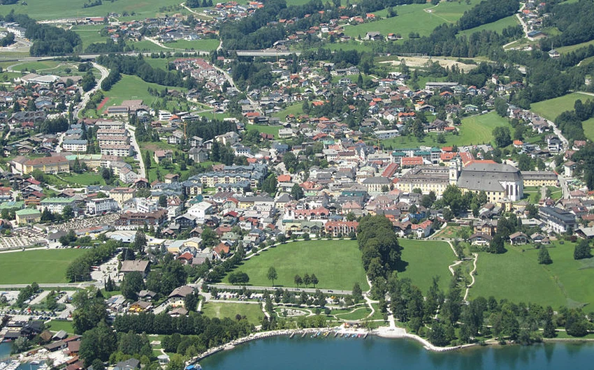 Learn about the pictures of the lake and city of Mond See in Austria
