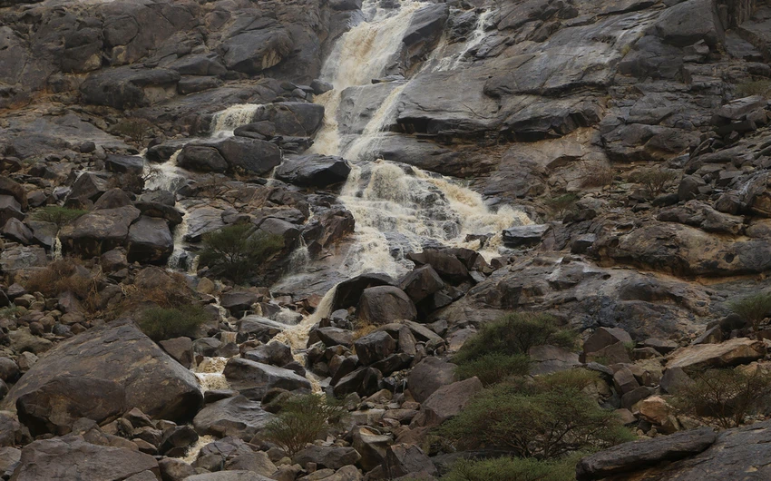 صورة أخرى لإنحدار المياه عبر المُرتفعات الجبلية