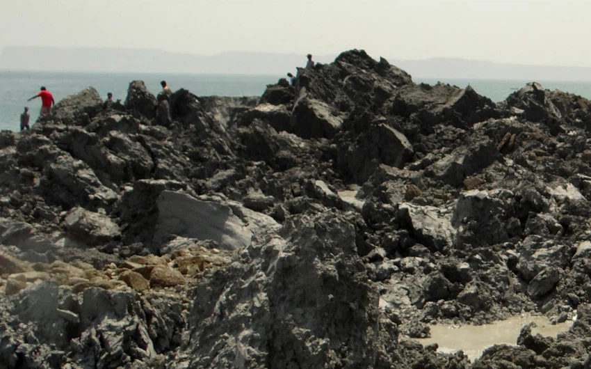 مكونات الجزيرة على الأغلب من الطين و الحجارة البركانية
