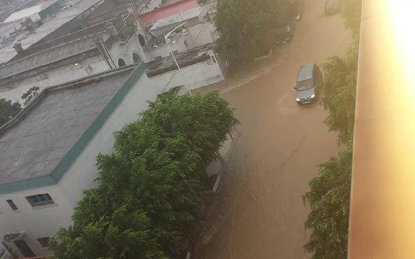 بالصور: أمطار طوفانية تجتاح مدينة تطوان المغربية و تغرقها في الصيف  