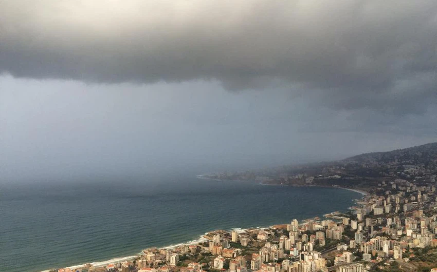 سحب ماطرة كثيفة قبالة جونية شمال بيروت
