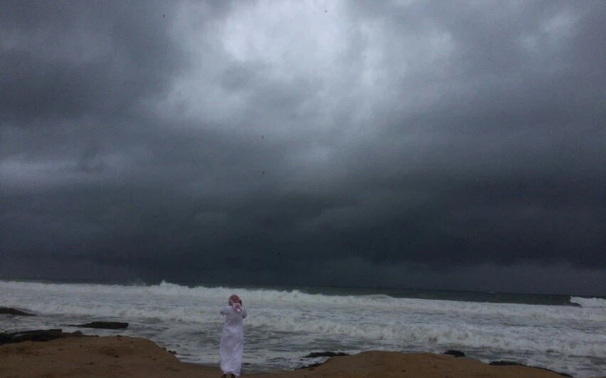 وصلت بعض تأثيرات الإعصار نيلوفار إلى مناطق جنوب سلطنة عمان 