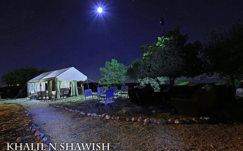 مشهد للمخيم ليلاً