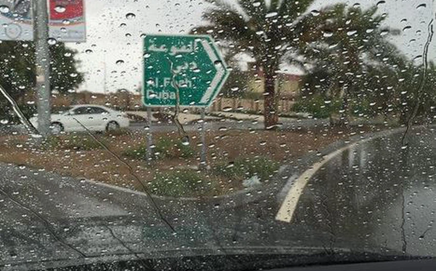فُرصة الأمطار مُستمرة في أجزاء من دولة الإمارات خلال ليلة الإثنين/الثلاثاء