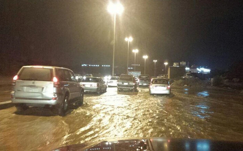 أمطار متوسطة إلى غزيرة على مكة المكرمة و الطرقات تفيض بالمياه - تويتر
