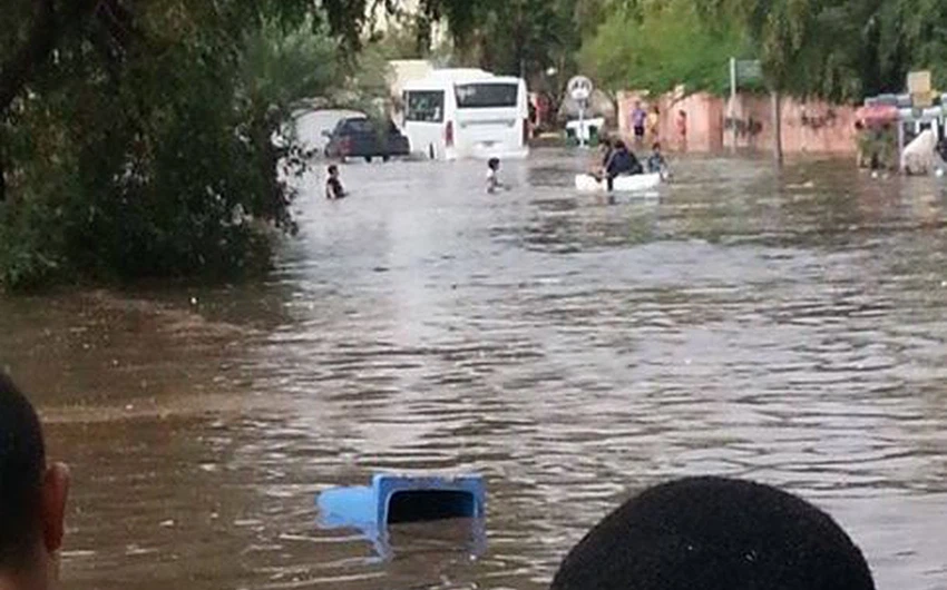 شوارع العقبة تغرق بعد جولة من الأمطار الرعدية الغزيرة- شاهدوا الصور