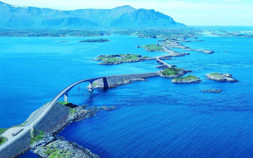 الطريق الأطلسي، يقع في النرويج، ويمتد على مسافة 7 جسور, ويطل على المحيط الأطلسي.