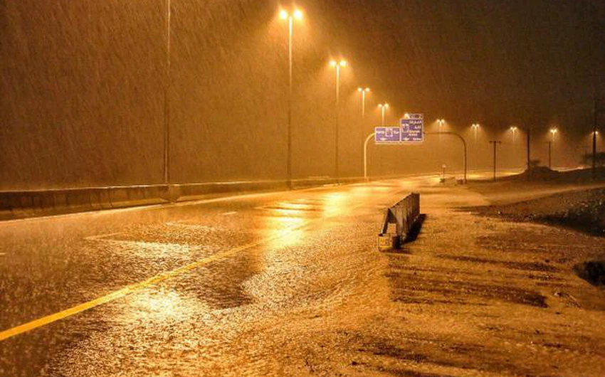 أمطار غزيرة في وادي القور شرق الإمارات